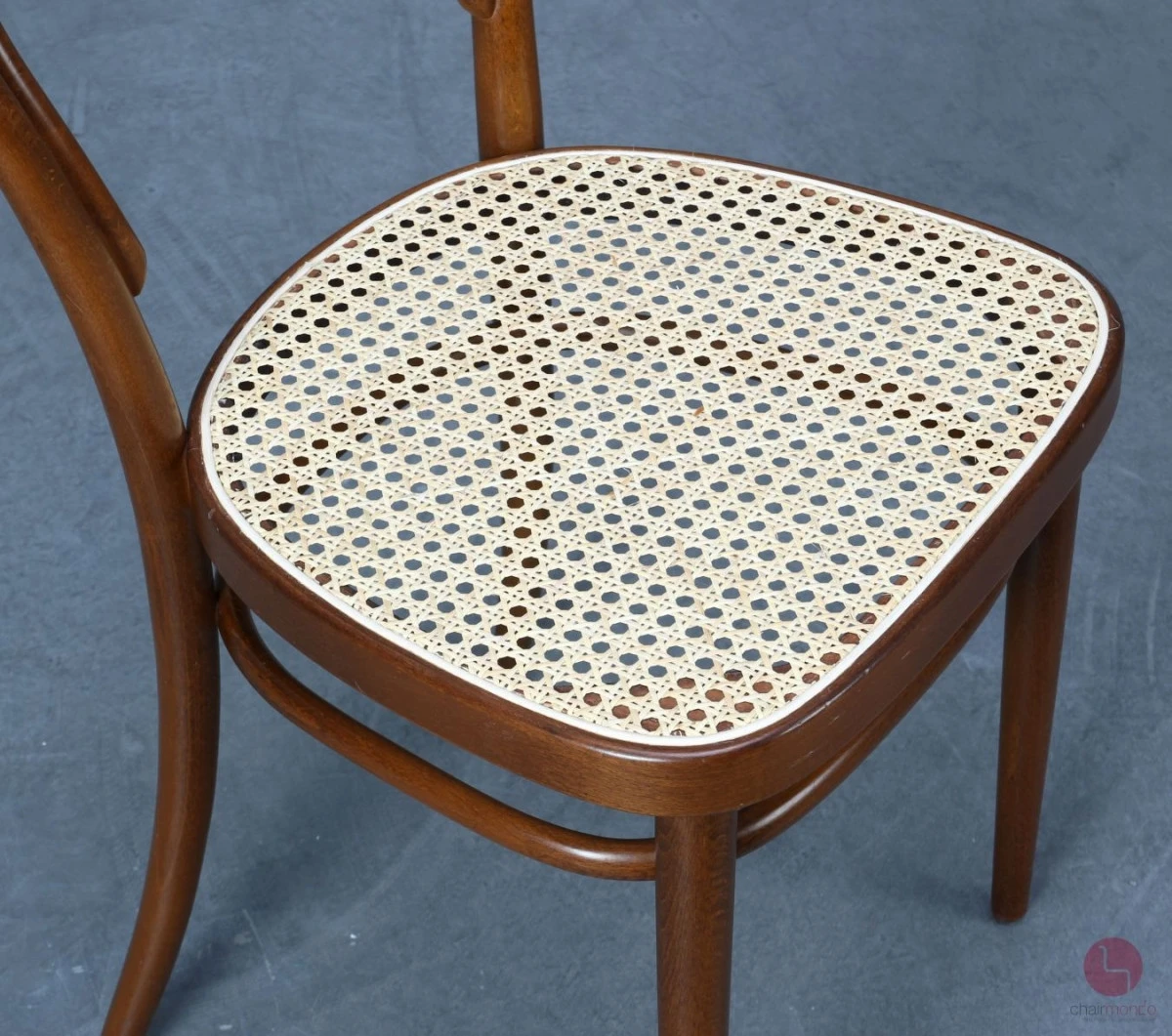 Thonet 214 Nussbaum Braun Bugholzstuhl mit neuem Geflecht gebraucht Thonet 214 Nussbaum Braun Bugholzstuhl mit neuem Geflecht gebraucht