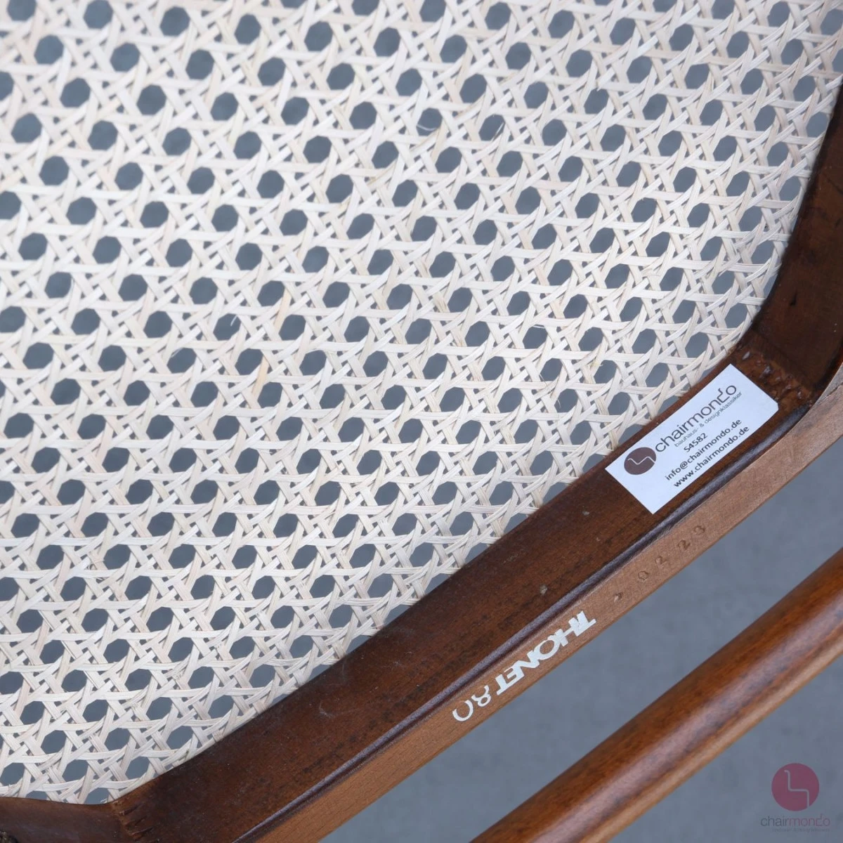 Thonet 214 Nussbaum Braun Bugholzstuhl mit neuem Geflecht gebraucht Thonet 214 Nussbaum Braun Bugholzstuhl mit neuem Geflecht gebraucht