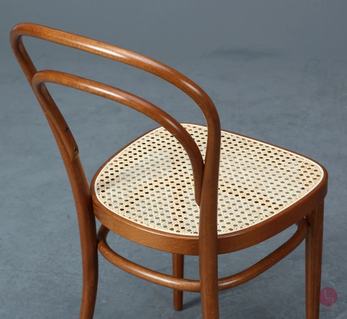 Thonet 214 Nussbaum Braun Bugholzstuhl mit neuem Geflecht gebraucht Thonet 214 Nussbaum Braun Bugholzstuhl mit neuem Geflecht gebraucht