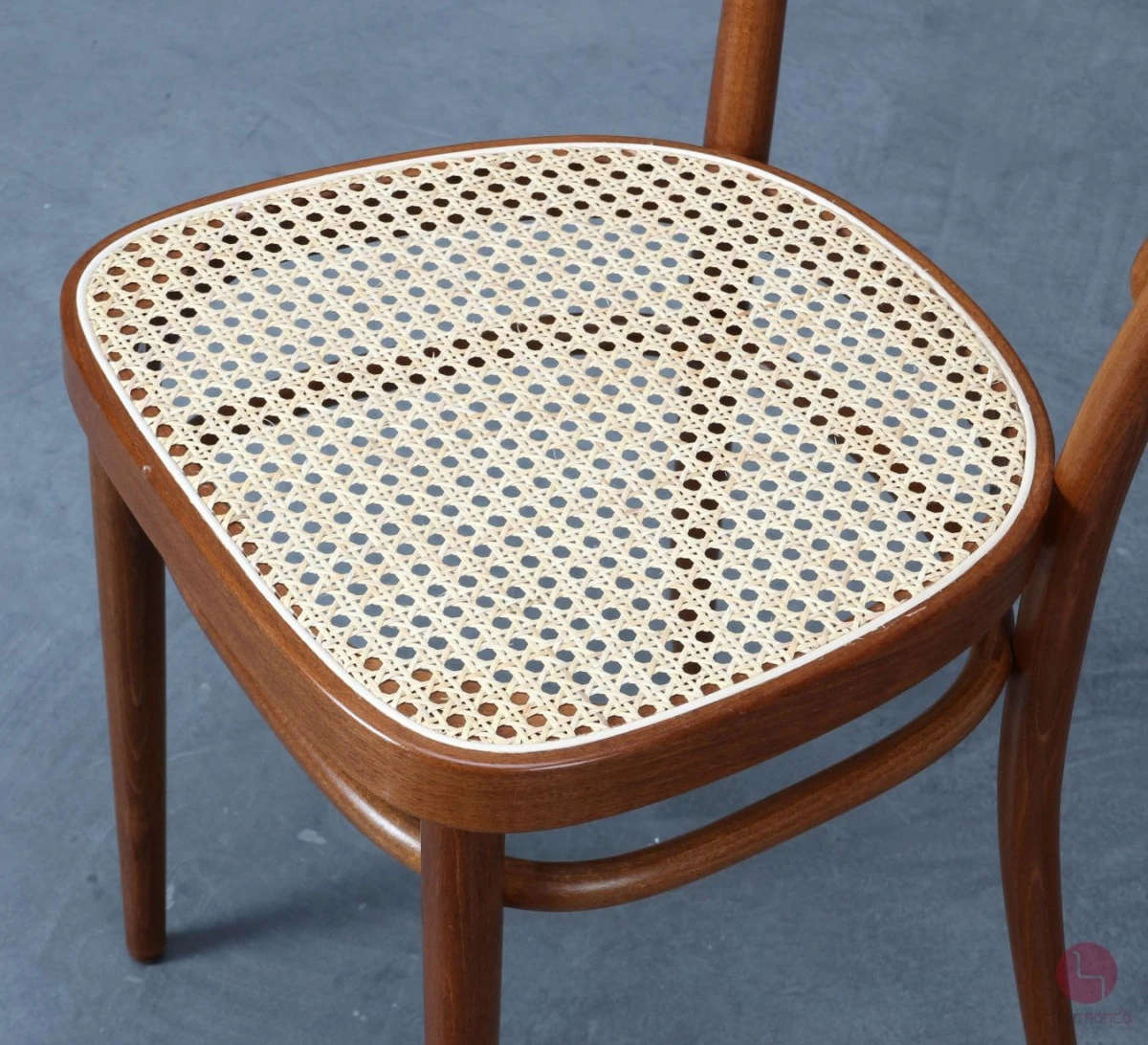 Thonet 214 Nussbaum Braun Bugholzstuhl mit neuem Geflecht gebraucht Thonet 214 Nussbaum Braun Bugholzstuhl mit neuem Geflecht gebraucht