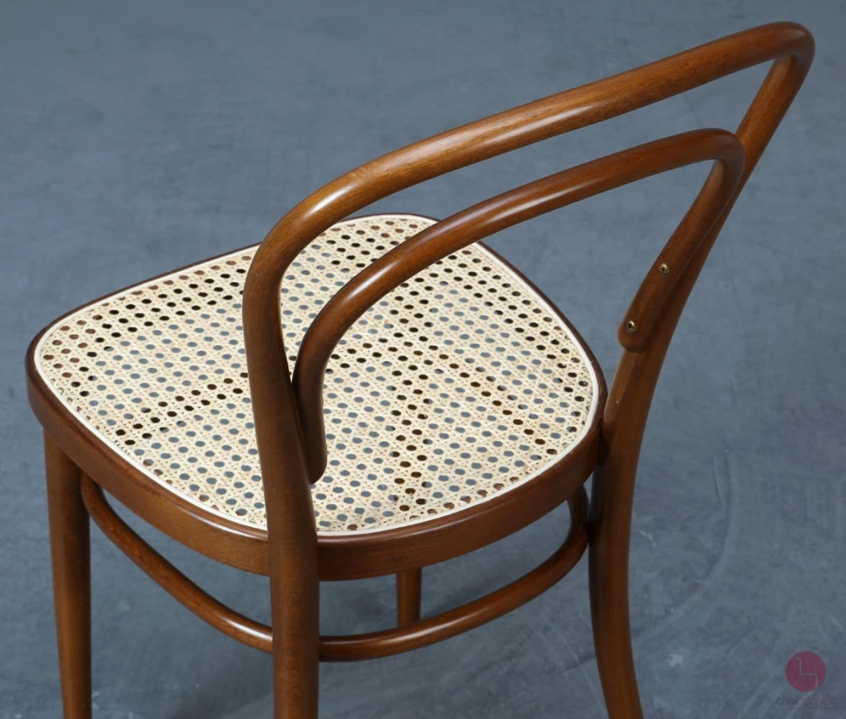 Thonet 214 Nussbaum Braun Bugholzstuhl mit neuem Geflecht gebraucht Thonet 214 Nussbaum Braun Bugholzstuhl mit neuem Geflecht gebraucht