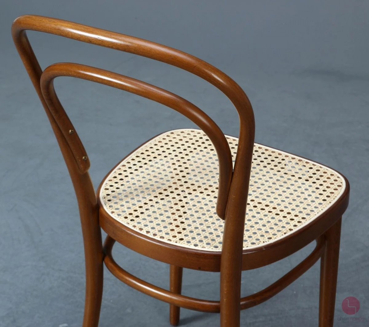 Thonet 214 Nussbaum Braun Bugholzstuhl mit neuem Geflecht gebraucht Thonet 214 Nussbaum Braun Bugholzstuhl mit neuem Geflecht gebraucht