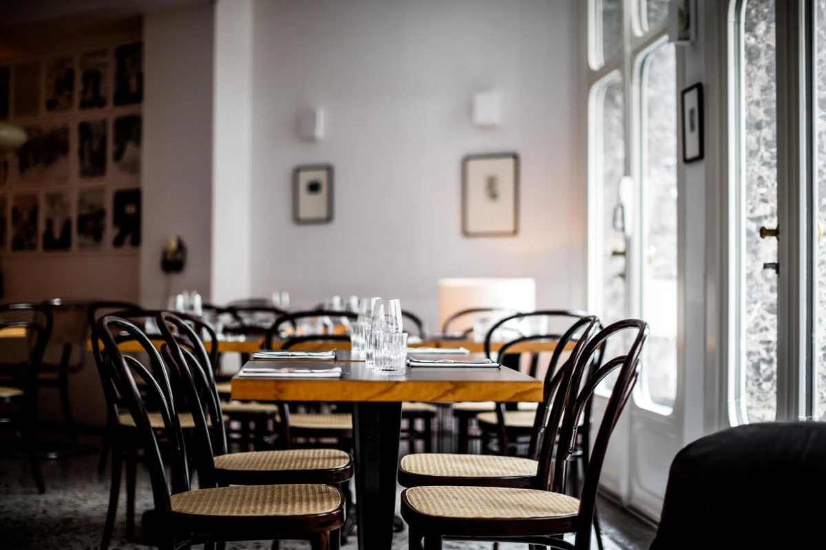 Thonet 214 Stühle in Schwarz an Bistrotischen platziert - 6 für 5 Aktion Thonet 214 Stühle in Schwarz an Bistrotischen platziert - 6 für 5 Aktion
