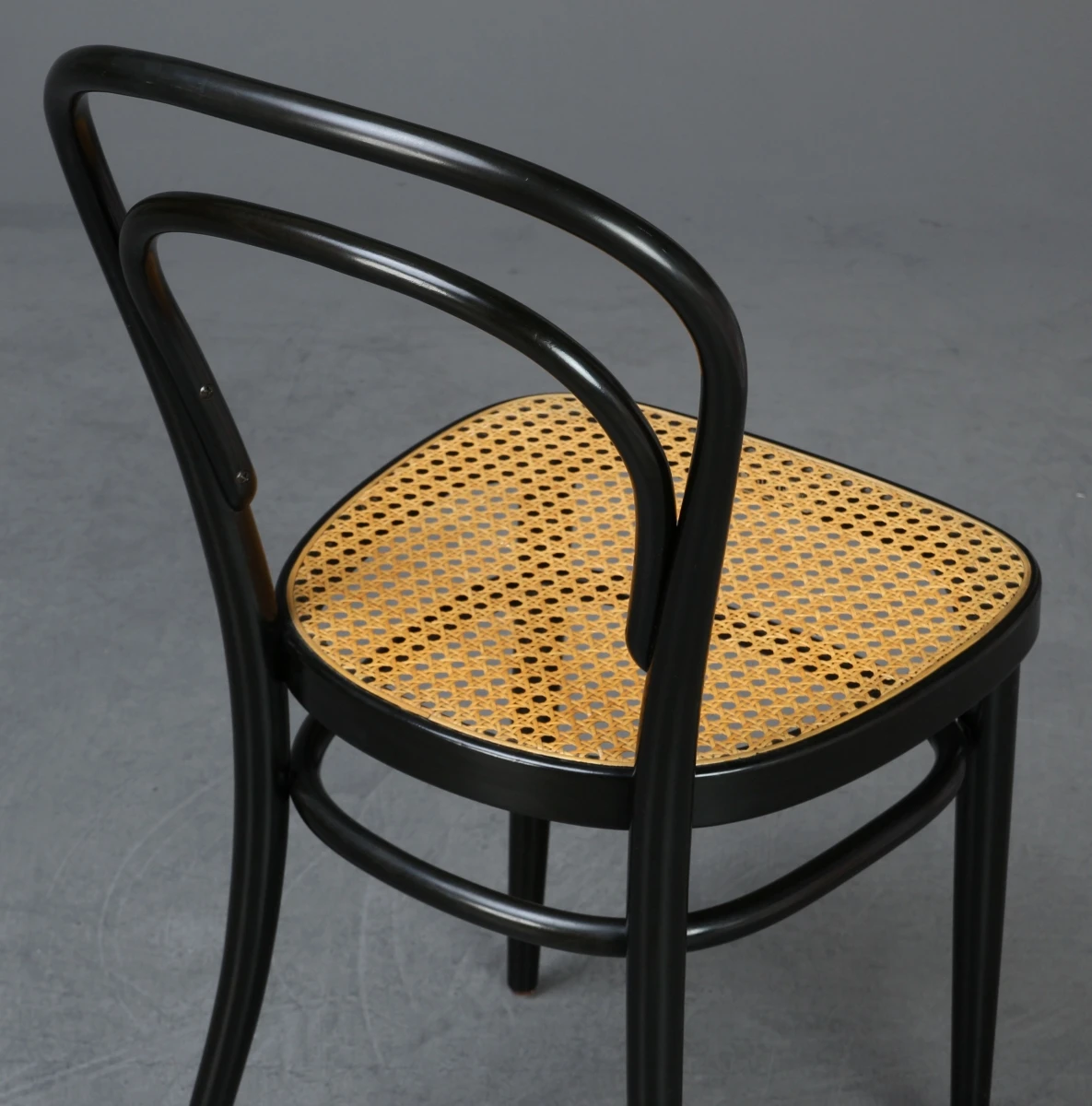 Thonet 214 Bugholz Stuhl in Schwarz mit patiniertem Wiener Geflecht gebraucht