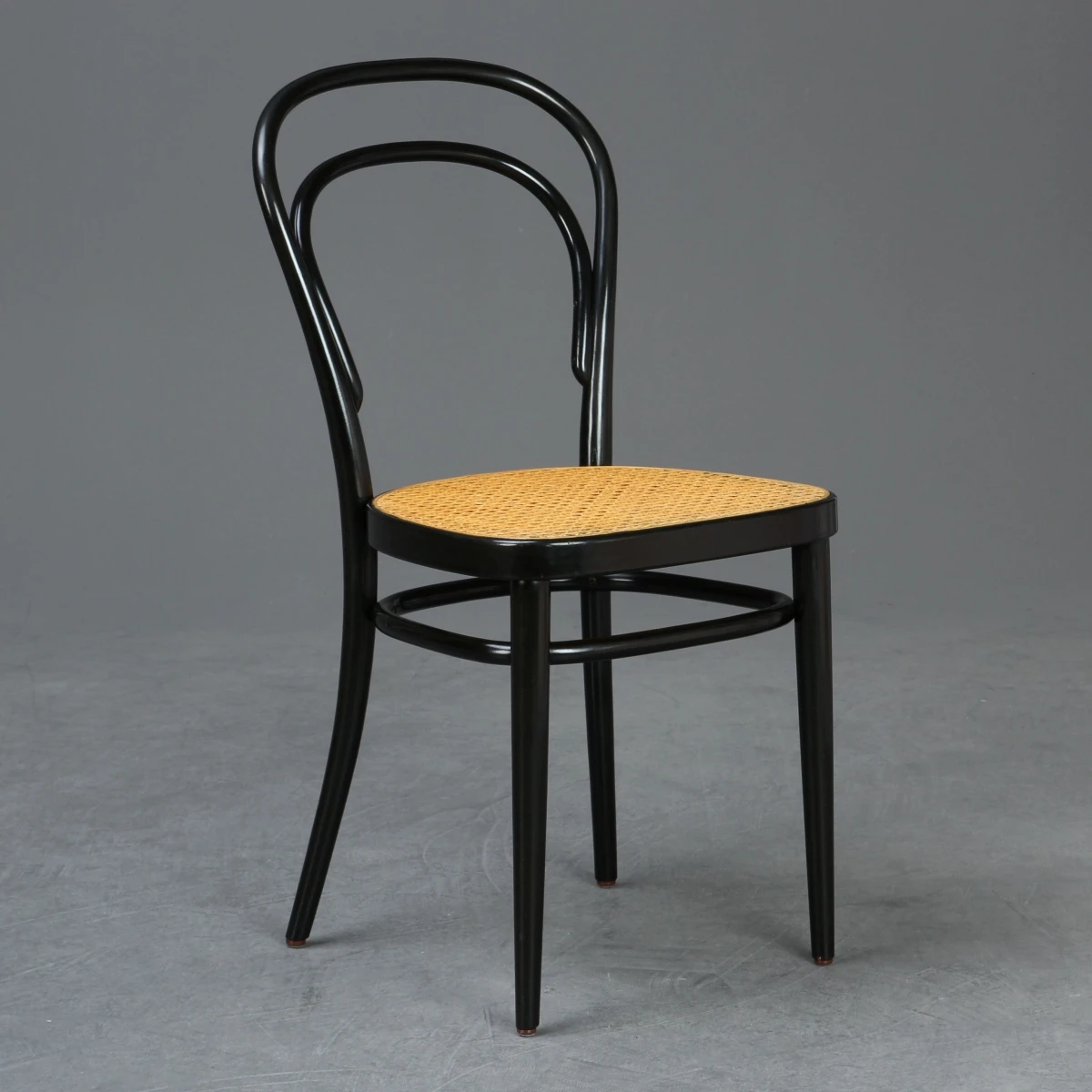 Thonet 214 Bugholz Stuhl in Schwarz mit patiniertem Wiener Geflecht gebraucht