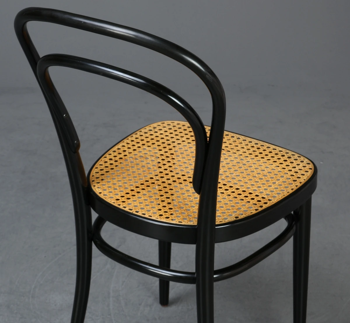 Thonet 214 Bugholz Stuhl in Schwarz mit patiniertem Wiener Geflecht gebraucht
