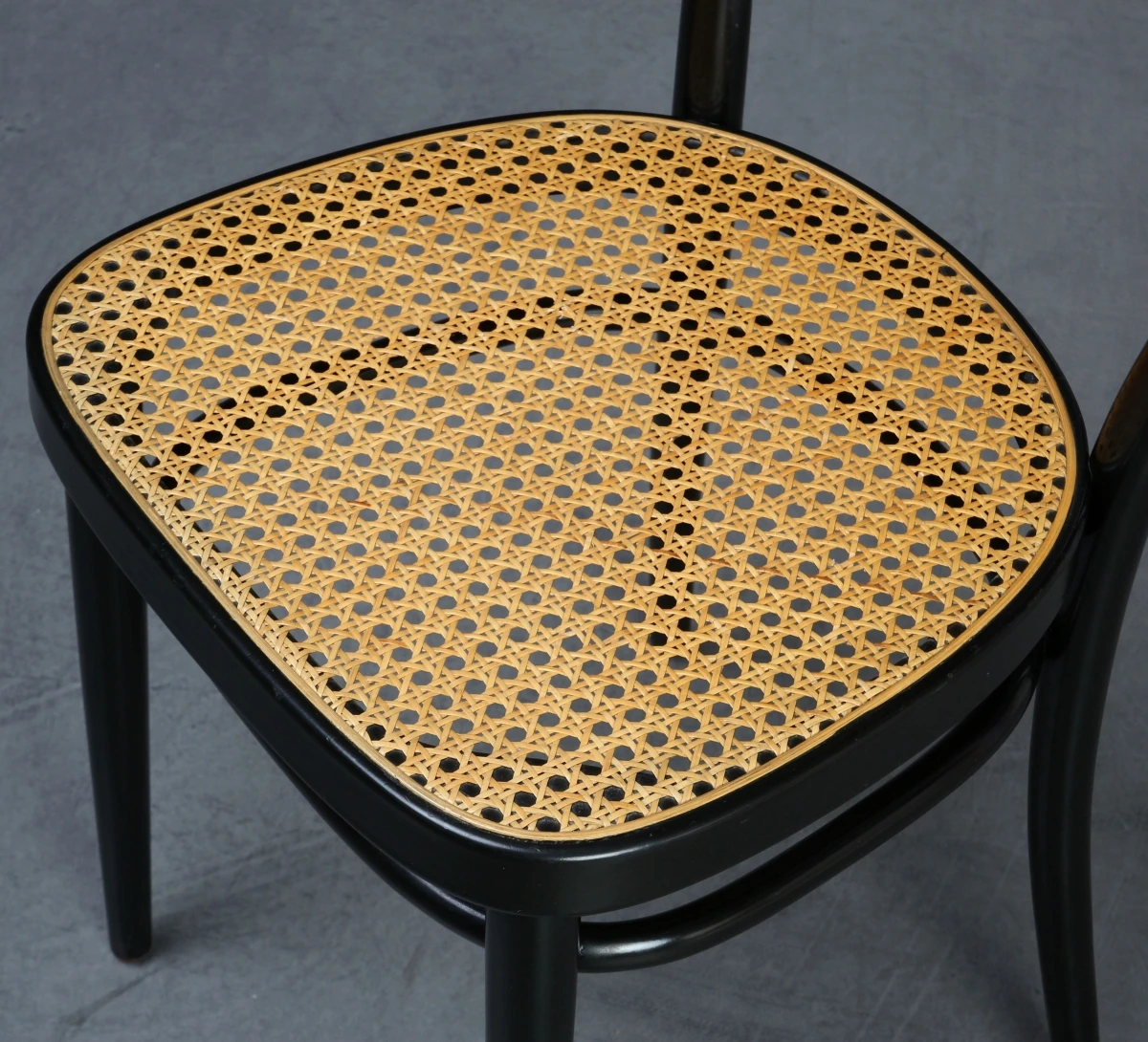 Thonet 214 Bugholz Stuhl in Schwarz mit patiniertem Wiener Geflecht gebraucht