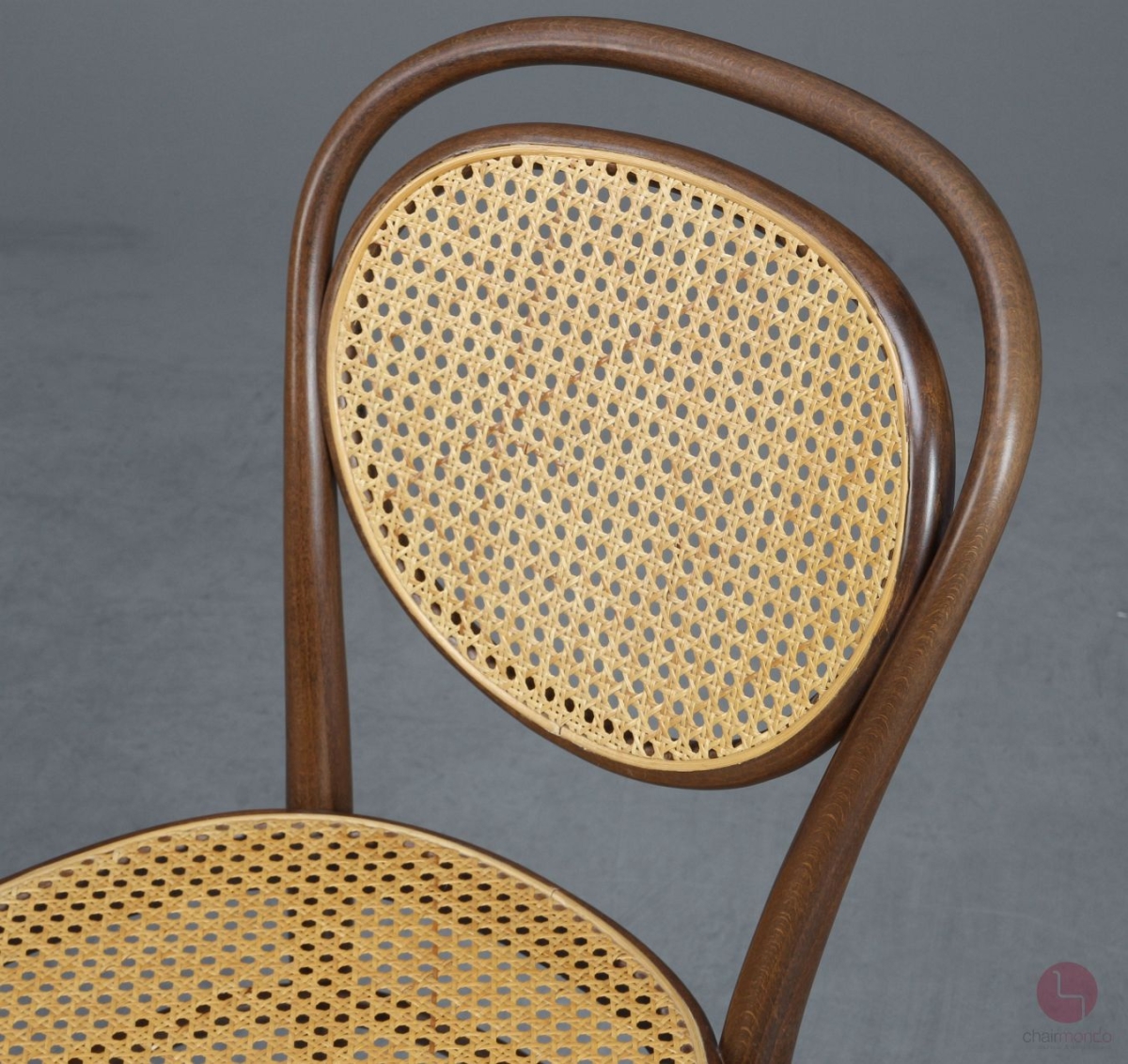 Thonet 215 R Bugholz Stuhl Nussbaum Braun mit Patina Wiener Geflecht gerbaucht