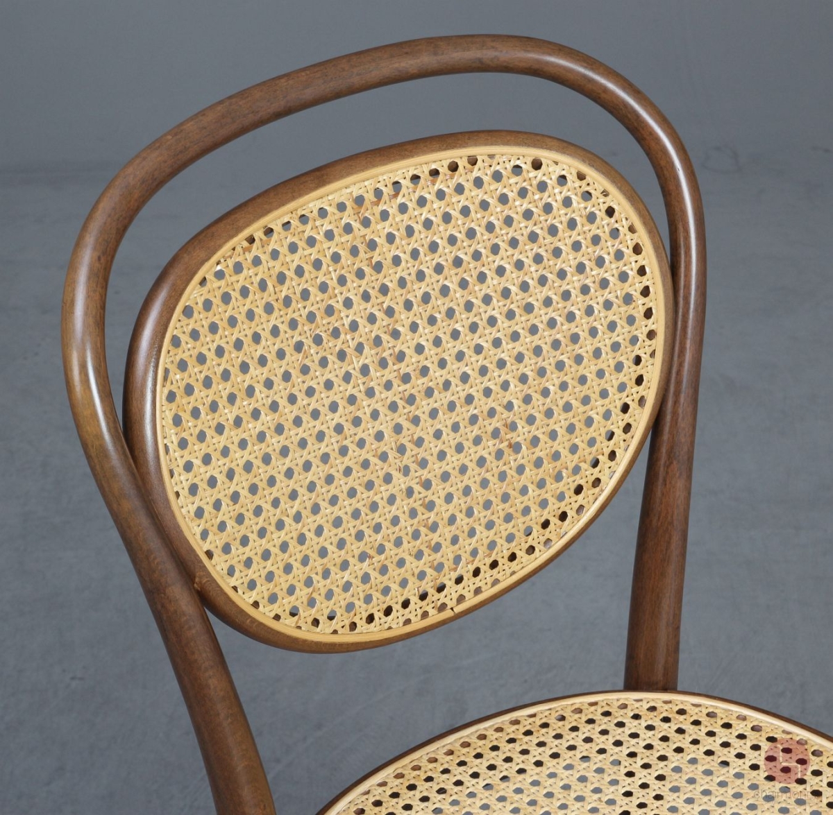 Thonet 215 R Bugholz Stuhl Nussbaum Braun mit neuem Wiener Geflecht gerbaucht