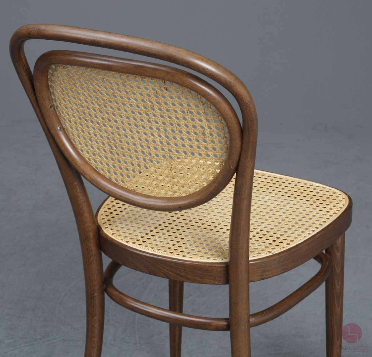 Thonet 215 R Bugholz Stuhl Nussbaum Braun mit neuem Wiener Geflecht gerbaucht