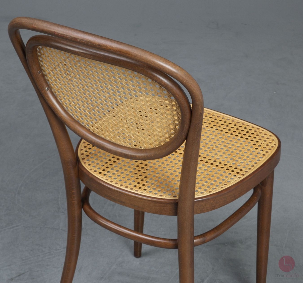 Thonet 215 R Bugholz Stuhl Nussbaum Braun mit Patina Wiener Geflecht gerbaucht