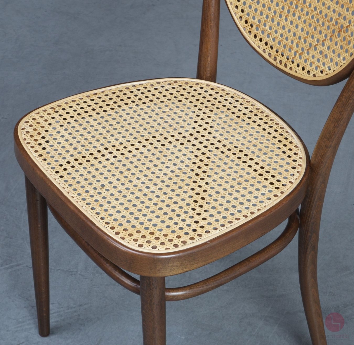 Thonet 215 R Bugholz Stuhl Nussbaum Braun mit neuem Wiener Geflecht gerbaucht