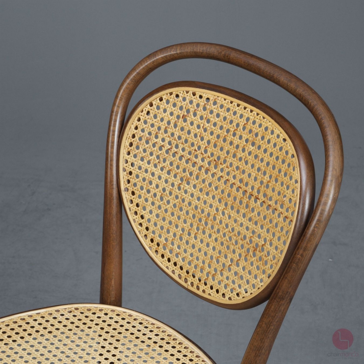Thonet 215 R Bugholz Stuhl Nussbaum Braun mit neuem Wiener Geflecht gerbaucht