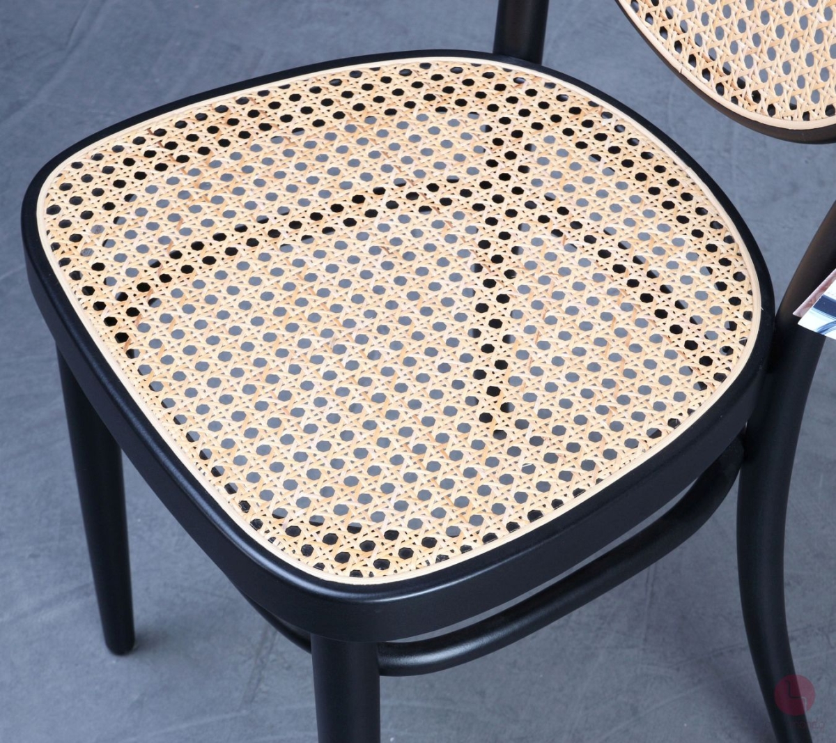 Thonet 215 R Bugholz Stuhl in Schwarz mit Wiener Geflecht
