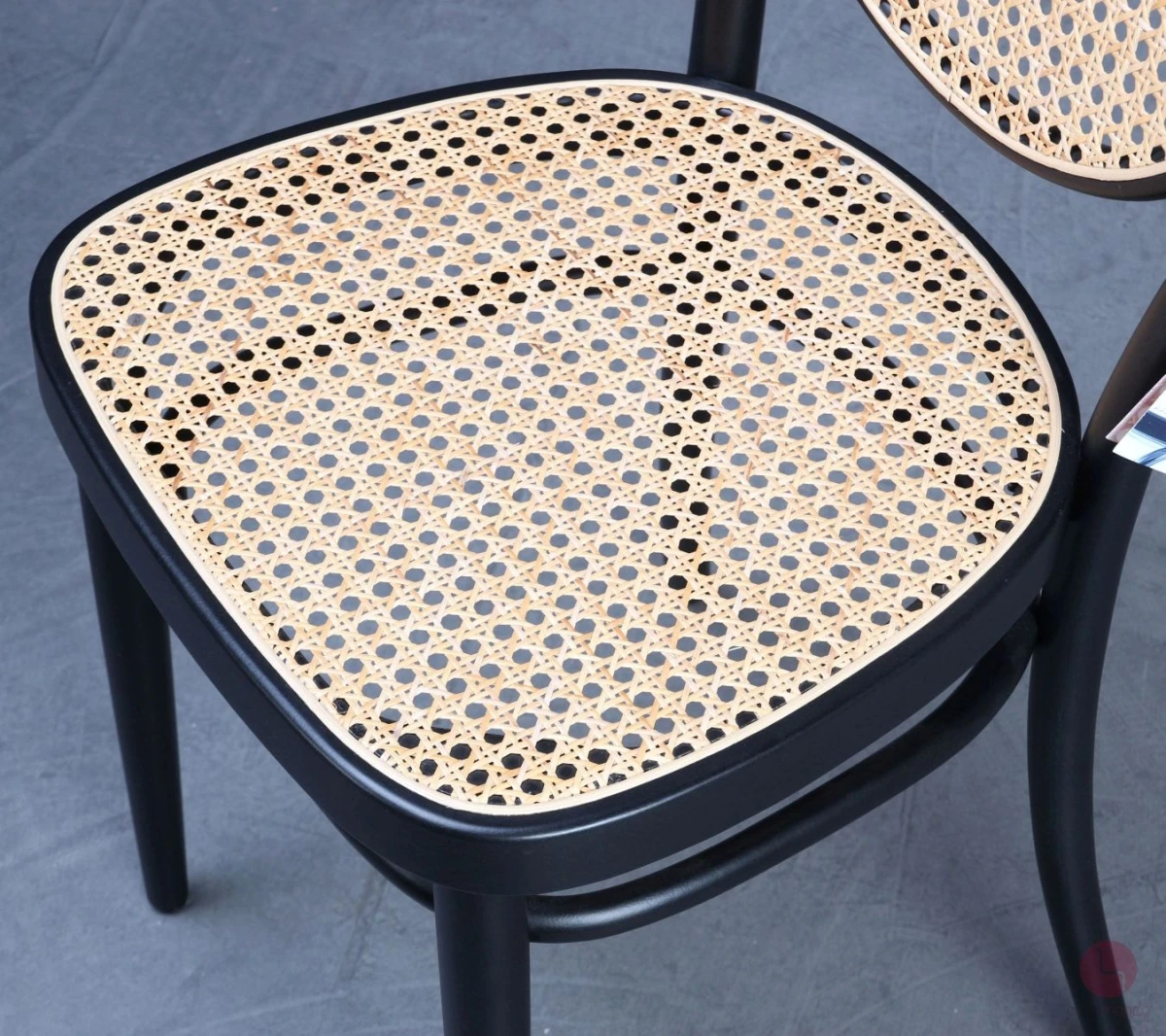Thonet 215 R Bugholz Stuhl in Schwarz mit Wiener Geflecht Thonet 215 R Bugholz Stuhl in Schwarz mit Wiener Geflecht