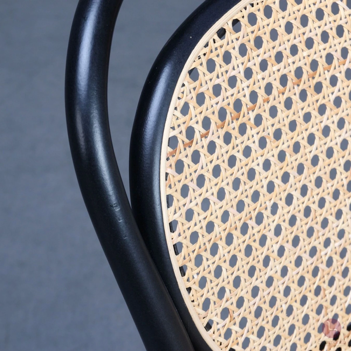 Thonet 215 R Bugholz Stuhl in Schwarz mit Wiener Geflecht Thonet 215 R Bugholz Stuhl in Schwarz mit Wiener Geflecht