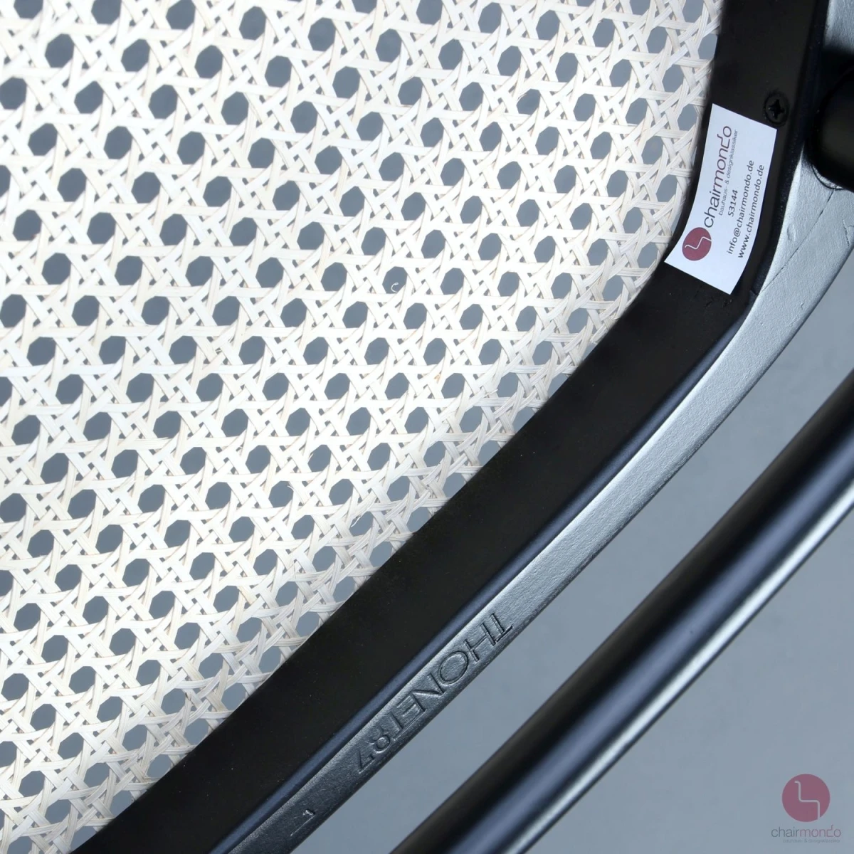Thonet-215-RF-Bugholzstuhl-Schwarz-gebraucht-S3144-Detailansicht-Thonet-Logo-1 Thonet-215-RF-Bugholzstuhl-Schwarz-gebraucht-S3144-Detailansicht-Thonet-Logo-1