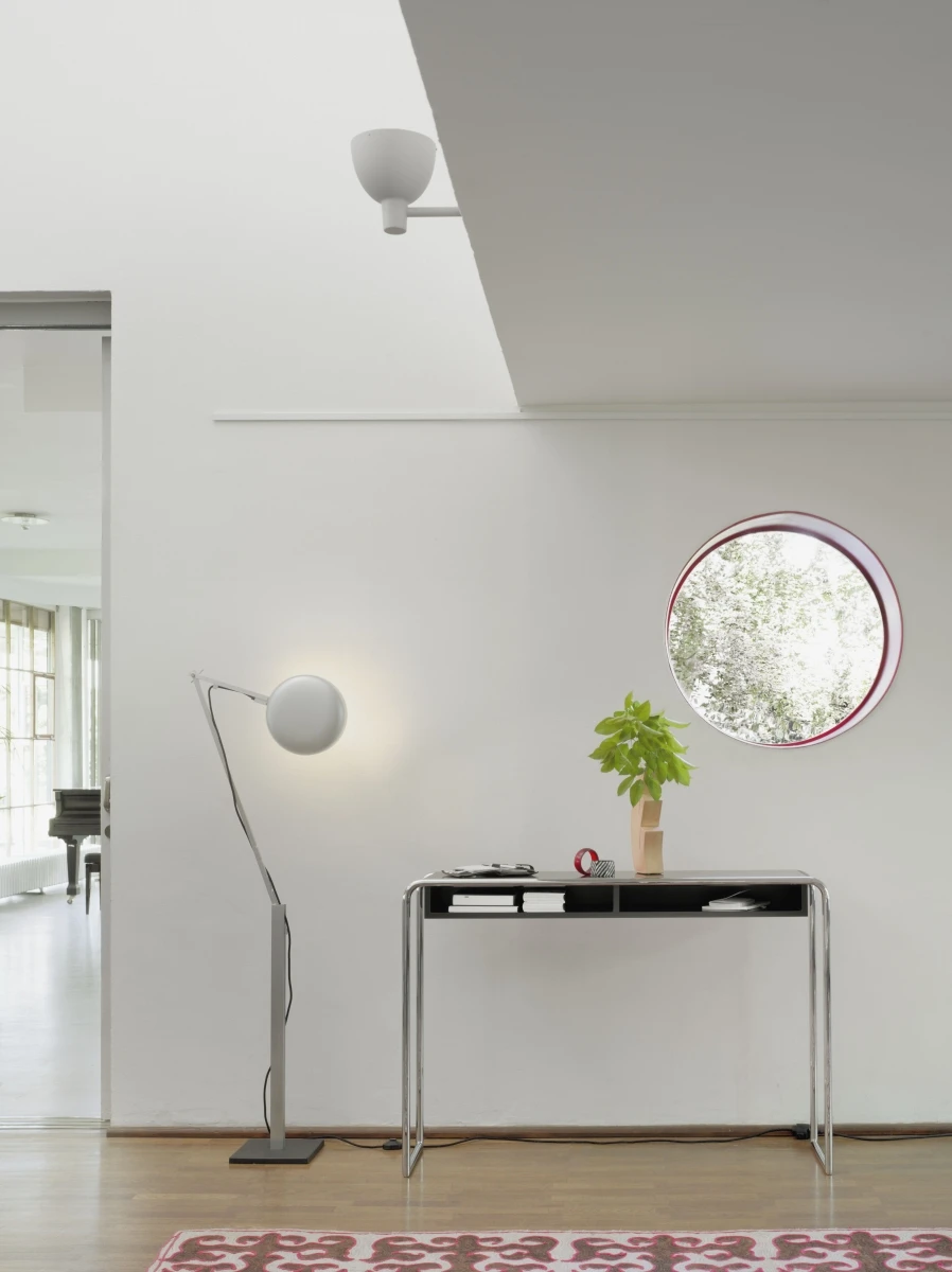 Thonet B 108 Konsolentisch mit zwei Fächern schwar Interierurbild in einem Flur neben einer Lampe