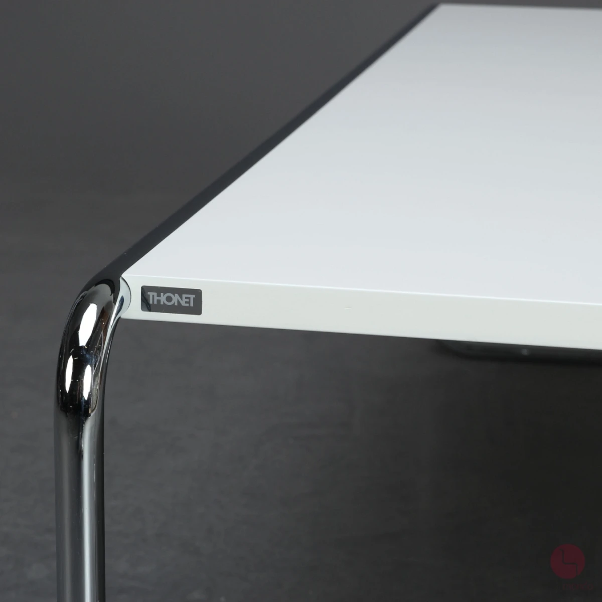 Thonet B20 b Beistelltisch mit weißer Platte