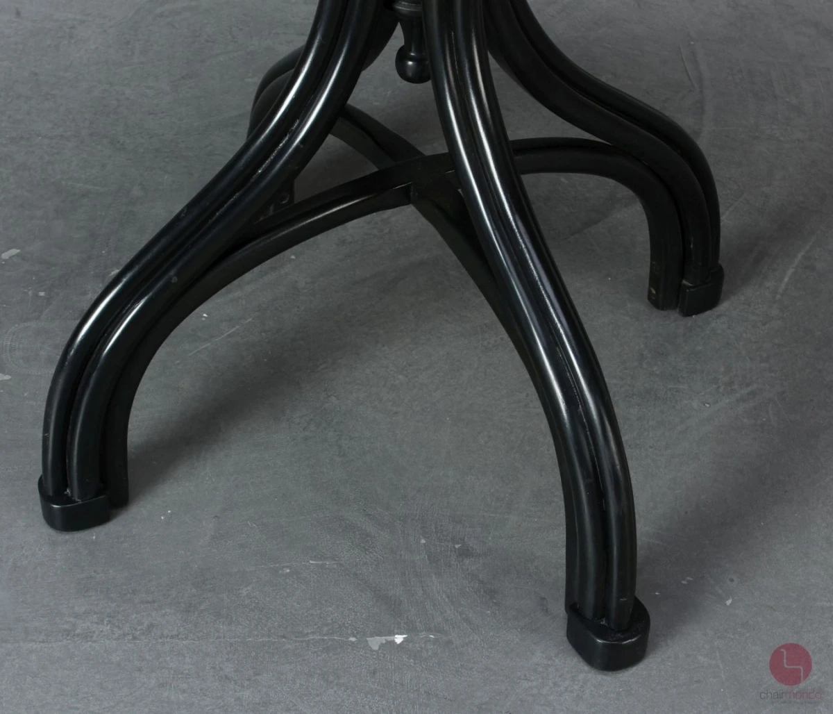 Thonet No. 8 Bistro Tisch in Schwarz 70 cm - gebraucht Thonet No. 8 Bistro Tisch in Schwarz 70 cm - gebraucht