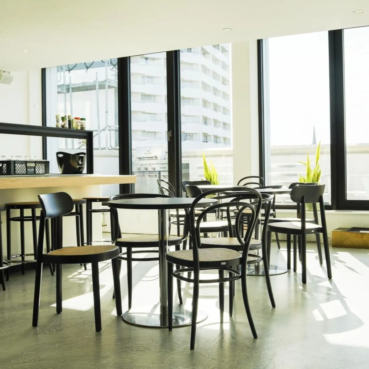 Thonet S 1123 runder Tisch Interieurbild