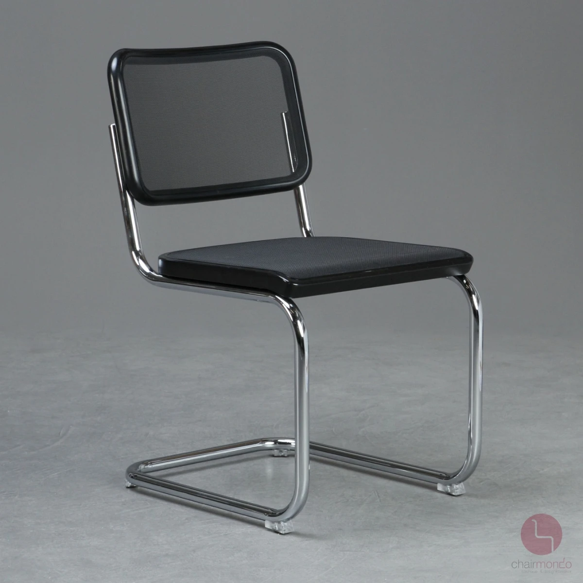 Thonet S32 N Freischwinger in Schwarz mit Netzgewebe Thonet S32 N Freischwinger in Schwarz mit Netzgewebe
