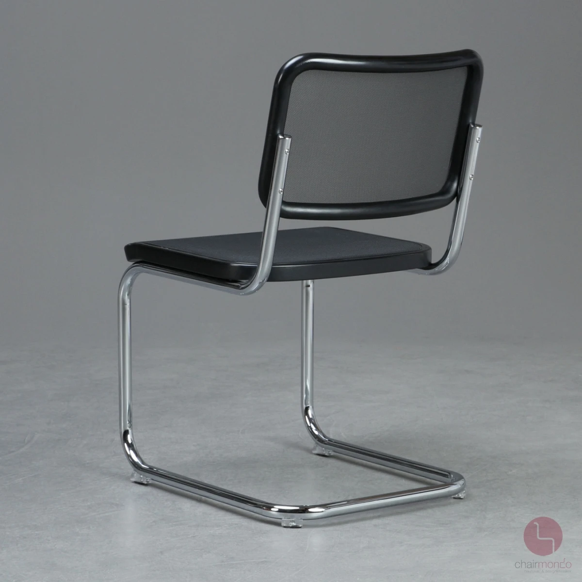 Thonet S32 N Freischwinger in Schwarz mit Netzgewebe Thonet S32 N Freischwinger in Schwarz mit Netzgewebe