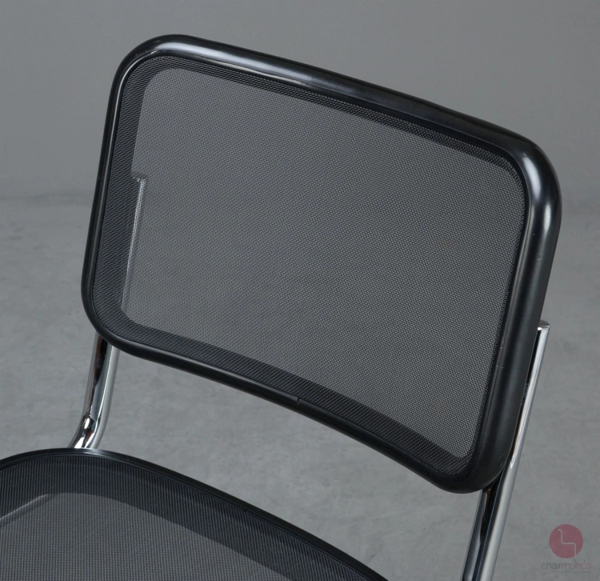 Thonet S32 N Freischwinger in Schwarz mit Netzgewebe Thonet S32 N Freischwinger in Schwarz mit Netzgewebe