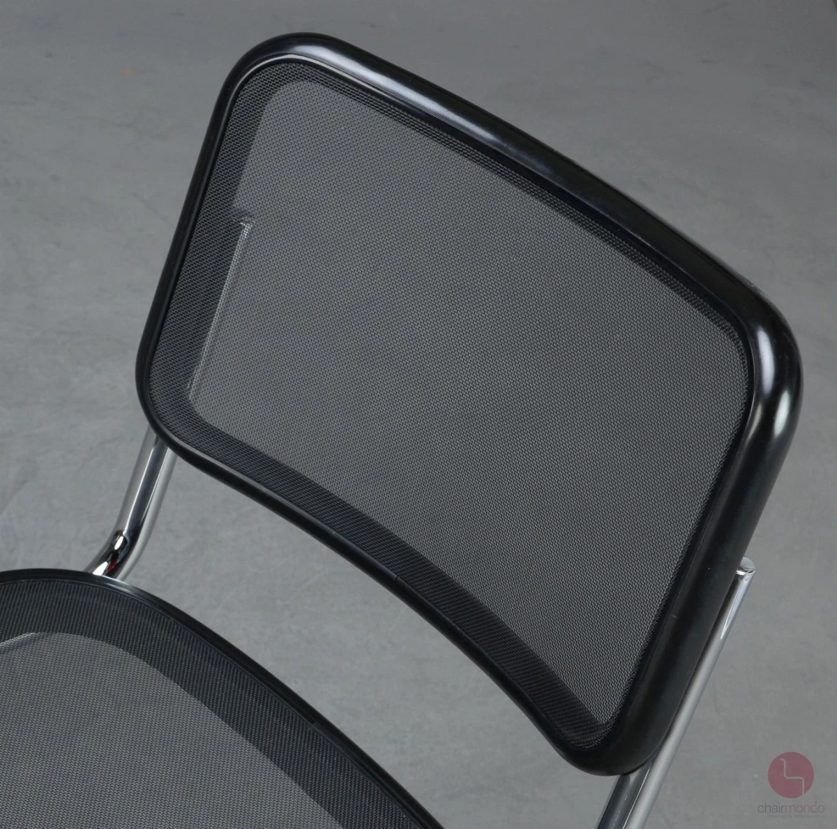 Thonet S32 N Freischwinger in Schwarz mit Netzgewebe Thonet S32 N Freischwinger in Schwarz mit Netzgewebe
