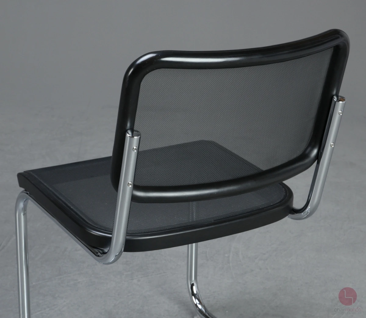 Thonet S32 N Freischwinger in Schwarz mit Netzgewebe Thonet S32 N Freischwinger in Schwarz mit Netzgewebe
