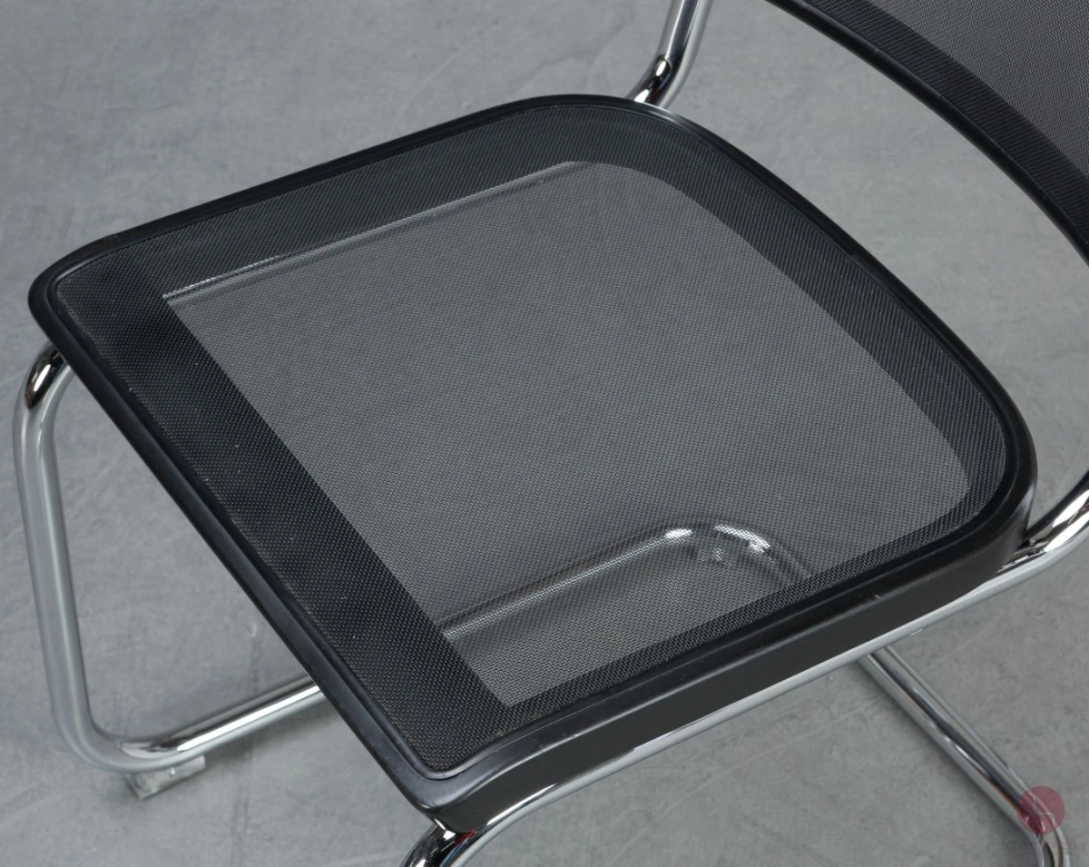 Thonet S32 N Freischwinger in Schwarz mit Netzgewebe Thonet S32 N Freischwinger in Schwarz mit Netzgewebe