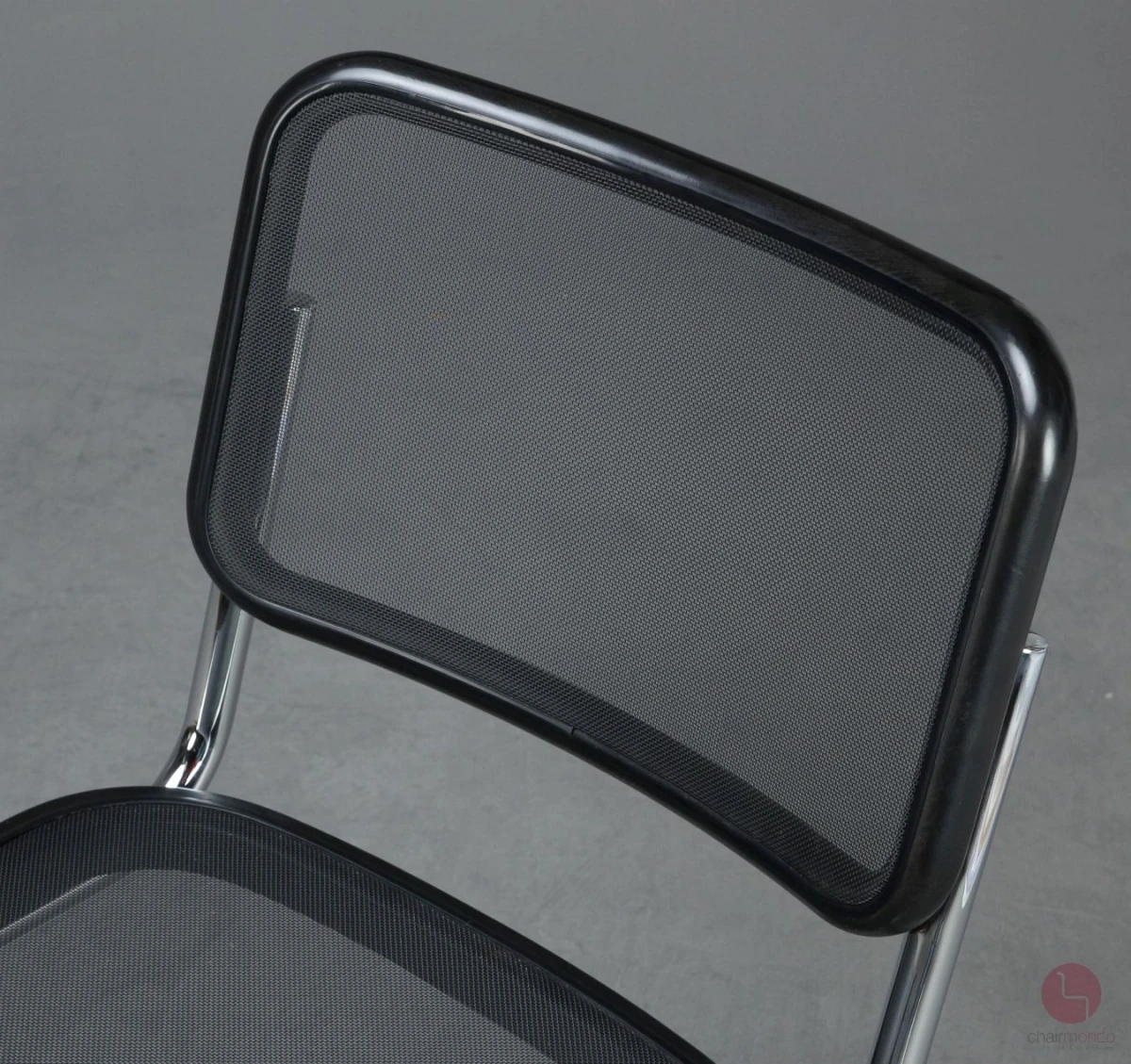 Thonet S32 N Freischwinger in Schwarz mit Netzgewebe Thonet S32 N Freischwinger in Schwarz mit Netzgewebe