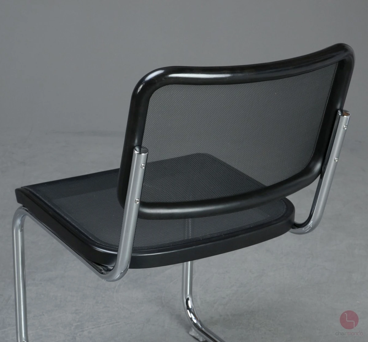 Thonet S32 N Freischwinger in Schwarz mit Netzgewebe Thonet S32 N Freischwinger in Schwarz mit Netzgewebe