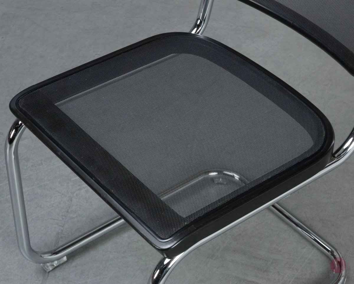 Thonet S32 N Freischwinger in Schwarz mit Netzgewebe Thonet S32 N Freischwinger in Schwarz mit Netzgewebe