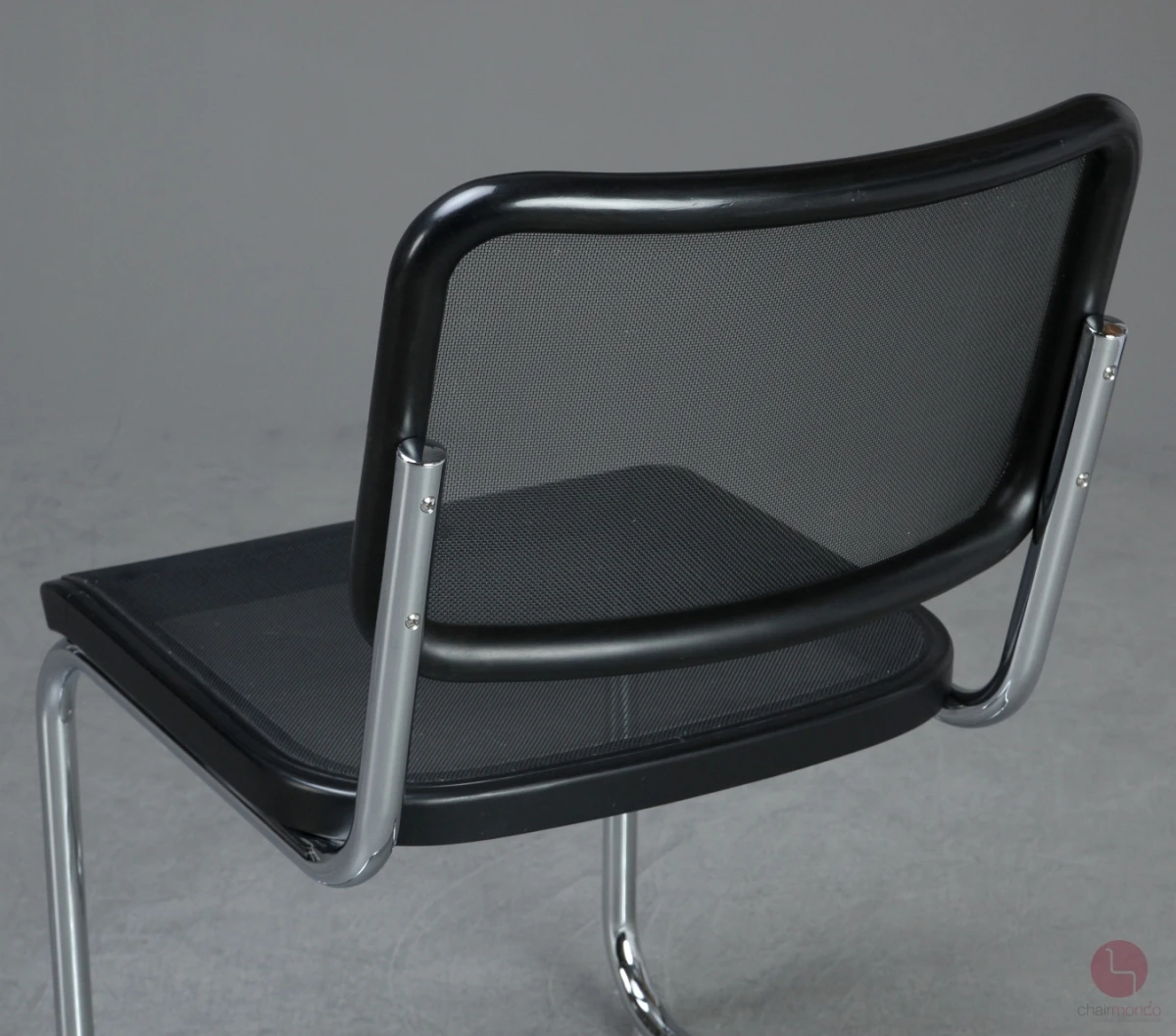 Thonet S32 N Freischwinger in Schwarz mit Netzgewebe Thonet S32 N Freischwinger in Schwarz mit Netzgewebe