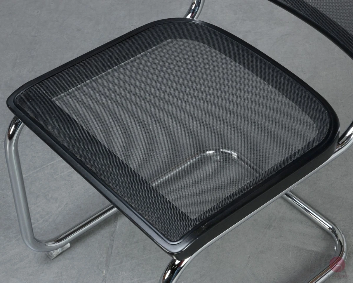Thonet S32 N Freischwinger in Schwarz mit Netzgewebe Thonet S32 N Freischwinger in Schwarz mit Netzgewebe