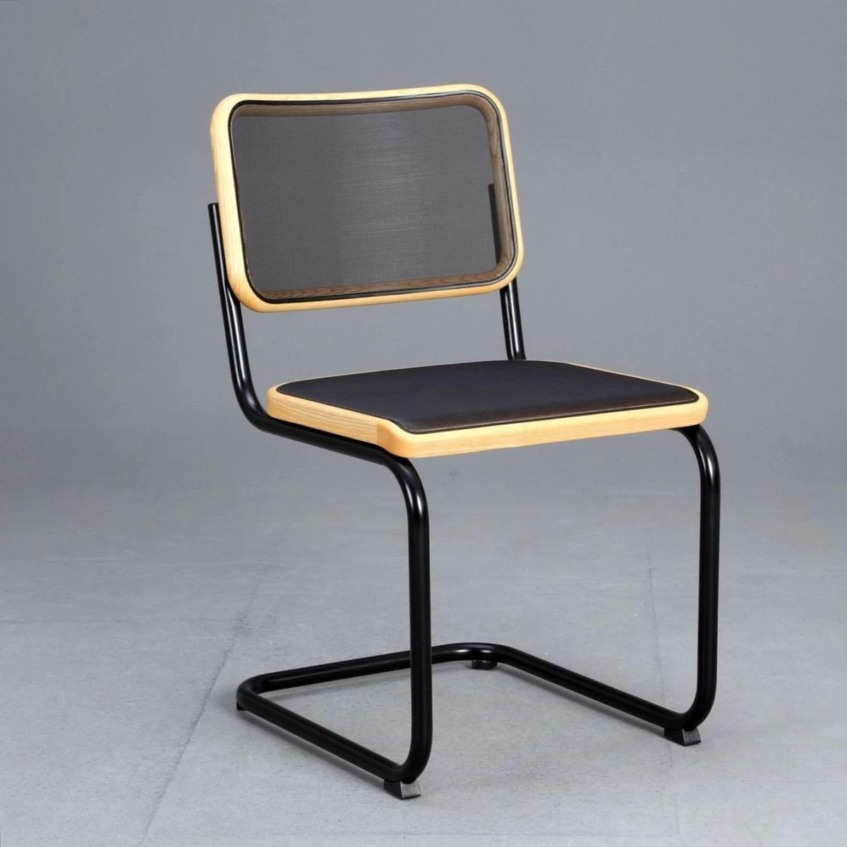 Thonet S32 N Pure Materials Esche Frontansicht Thonet S32 N Pure Materials Esche Frontansicht