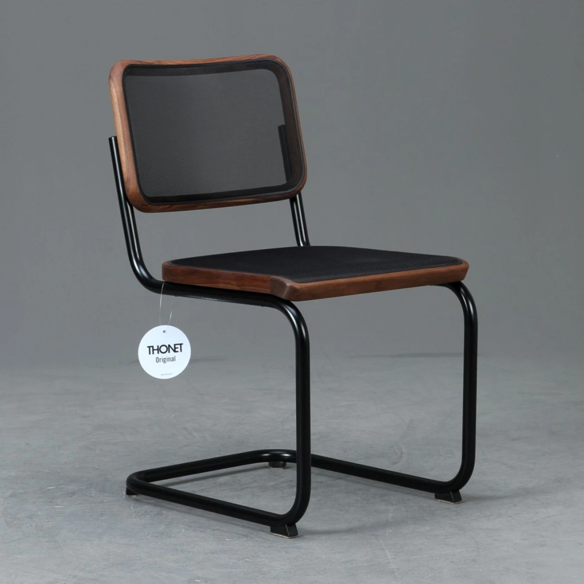 Thonet S32 N Pure Materials Nussbaum Frontansicht Thonet S32 N Pure Materials Nussbaum Frontansicht