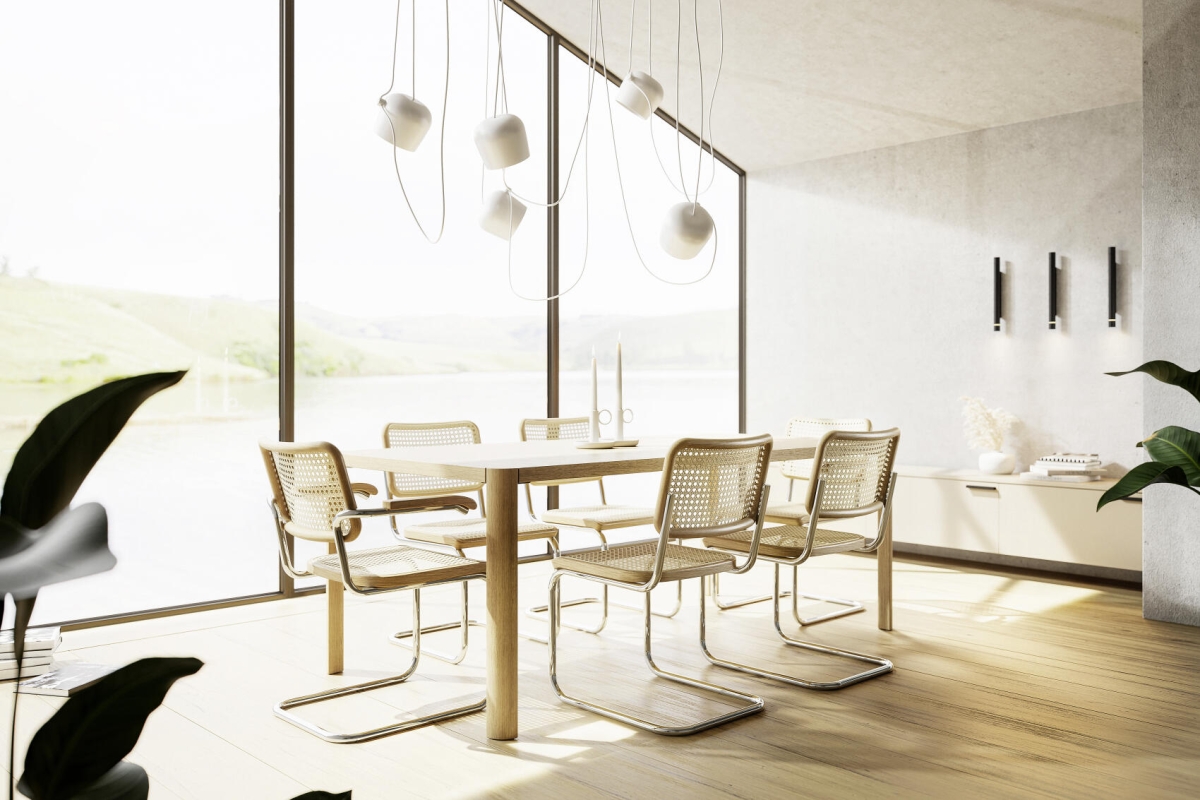 Thonet S32 Stühle um einen Tisch platziert