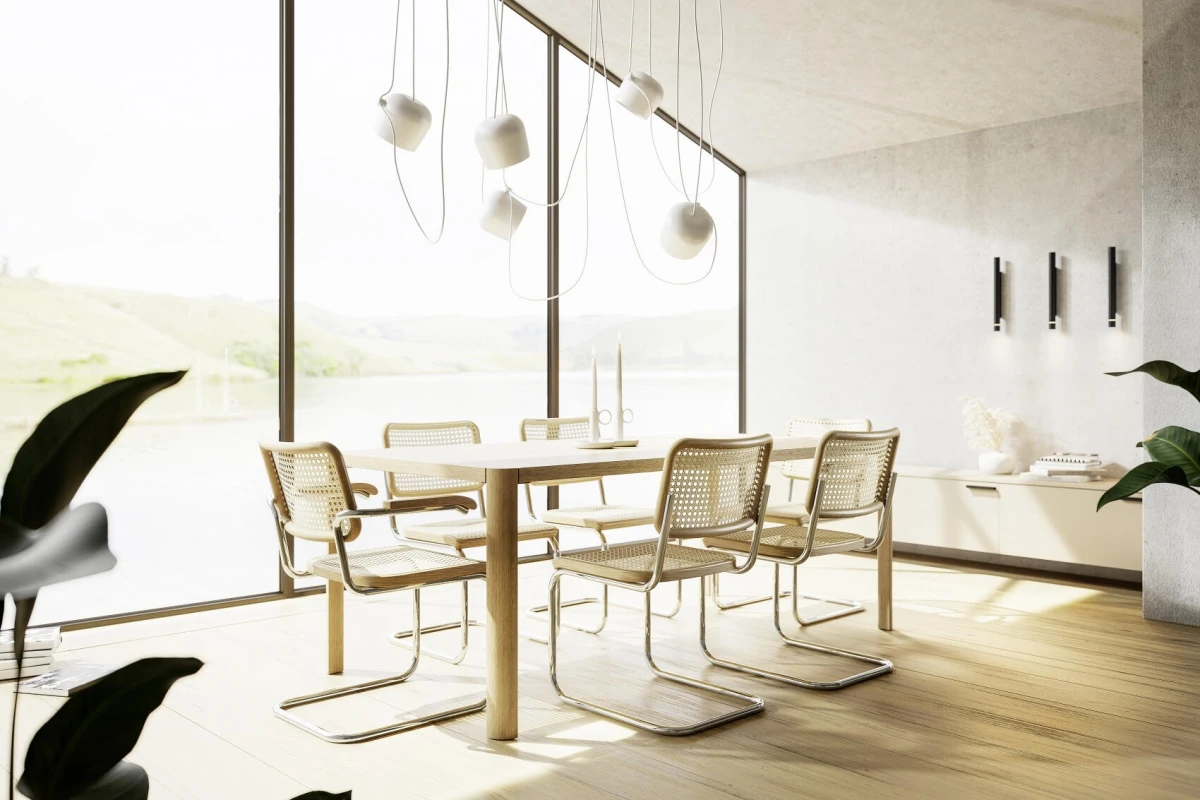 Thonet S32 Stühle um einen Tisch platziert