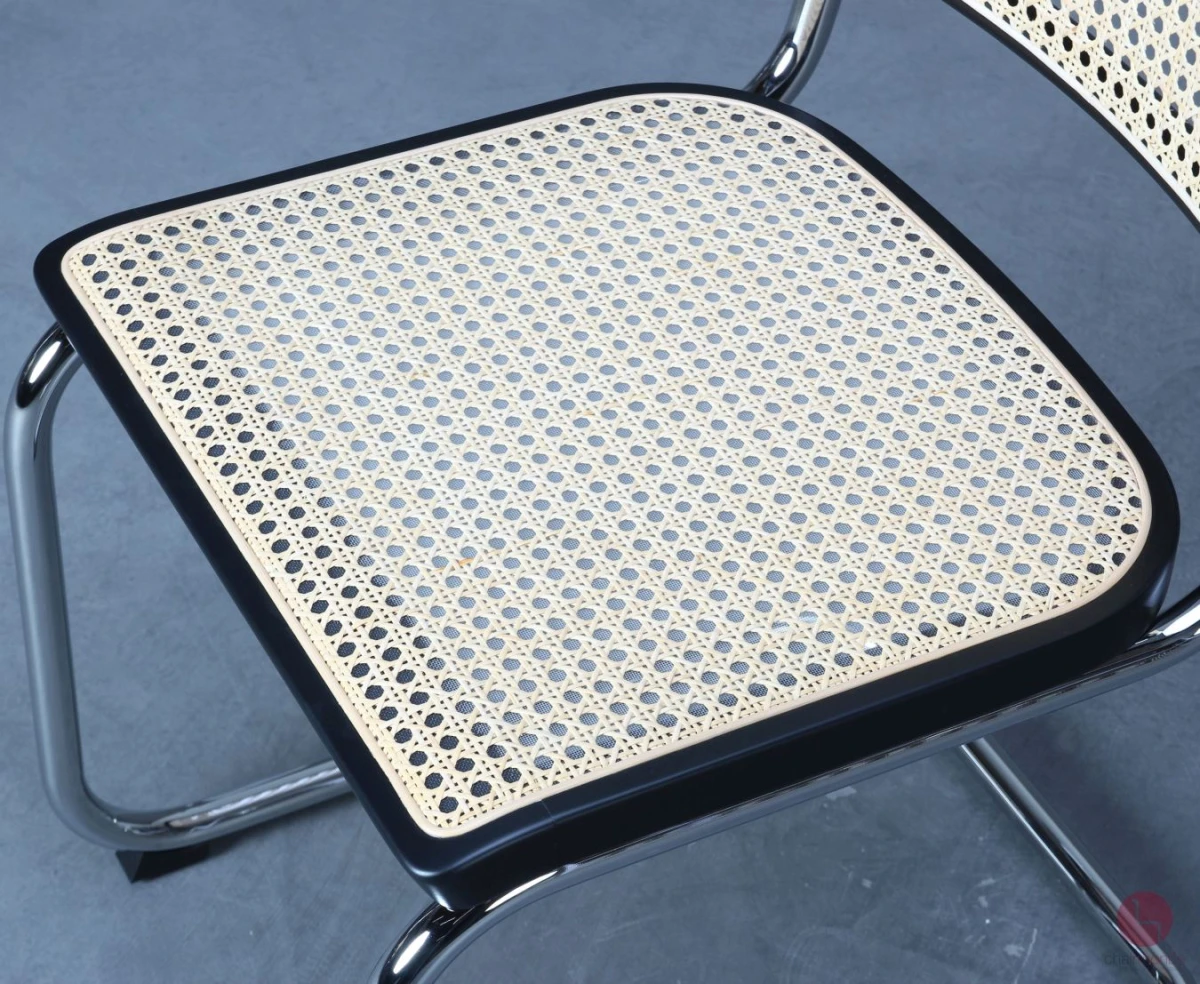 Thonet S32 V Schwarz Freischwinger mit Geflecht und Stützgewebe 2022 Thonet S32 V Schwarz Freischwinger mit Geflecht und Stützgewebe 2022