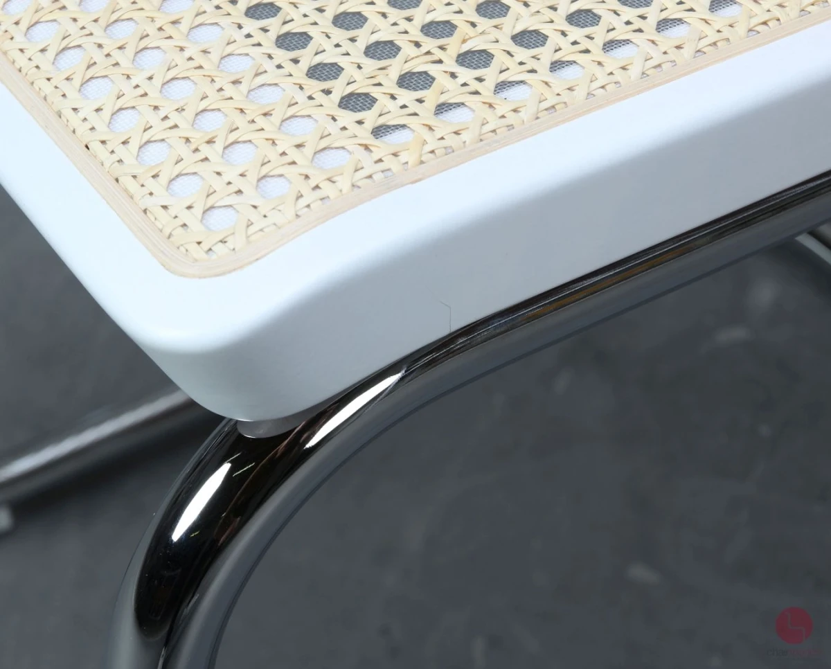 Thonet-S32-V-weiß-gebraucht-01-S4108-Detailbild-6-Haarriss Thonet-S32-V-weiß-gebraucht-01-S4108-Detailbild-6-Haarriss