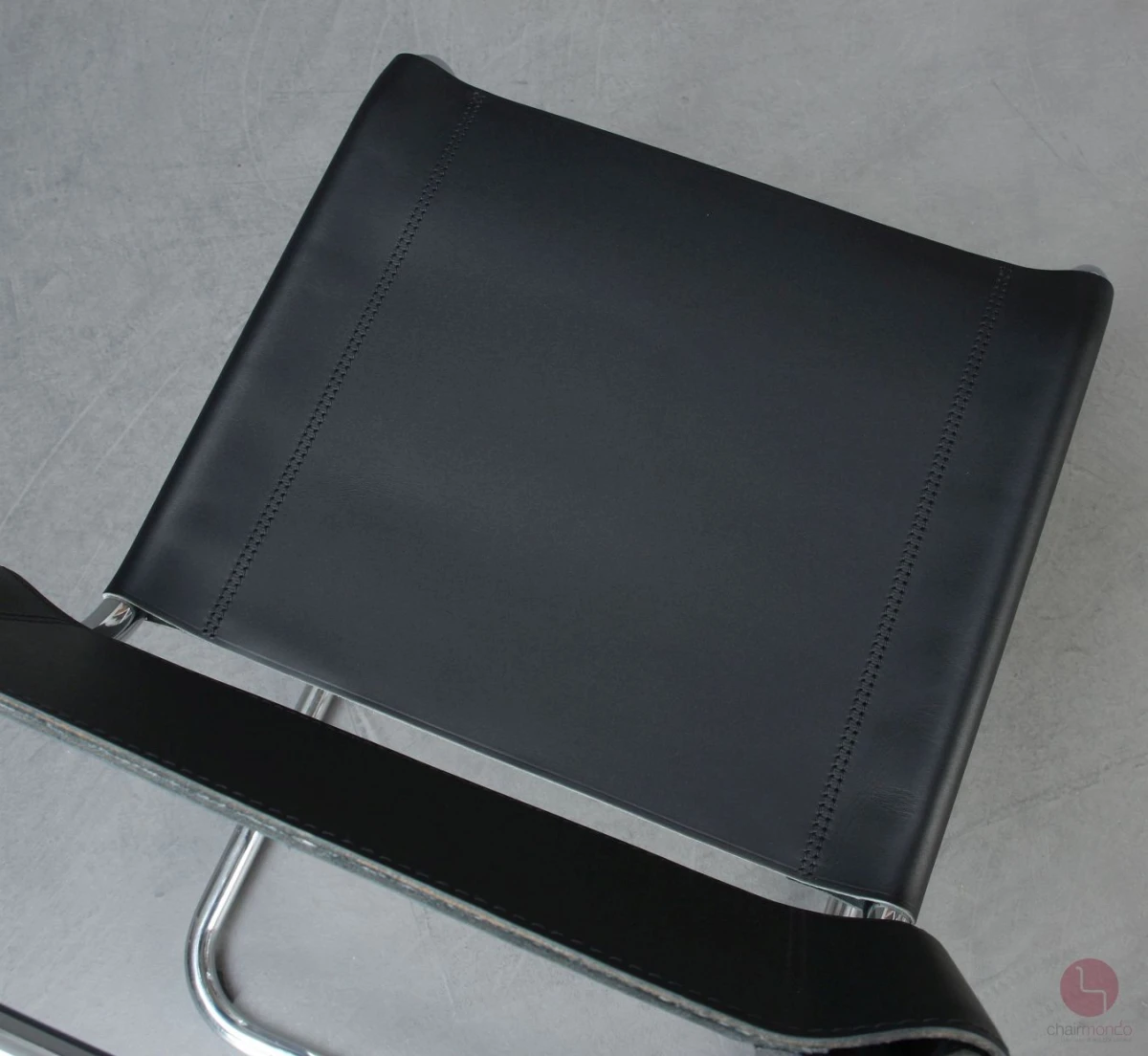 Thonet S33 Freischwinger mit erneuertem schwarzen Leder Sitzfläche Draufsicht von Hinten Thonet S33 Freischwinger mit erneuertem schwarzen Leder Sitzfläche Draufsicht von Hinten