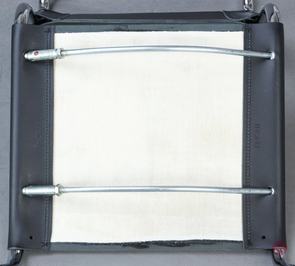 Thonet S33 Freischwinger mit erneuertem schwarzen Leder Sitzfläche Unterseite mit Spannbügel Thonet S33 Freischwinger mit erneuertem schwarzen Leder Sitzfläche Unterseite mit Spannbügel