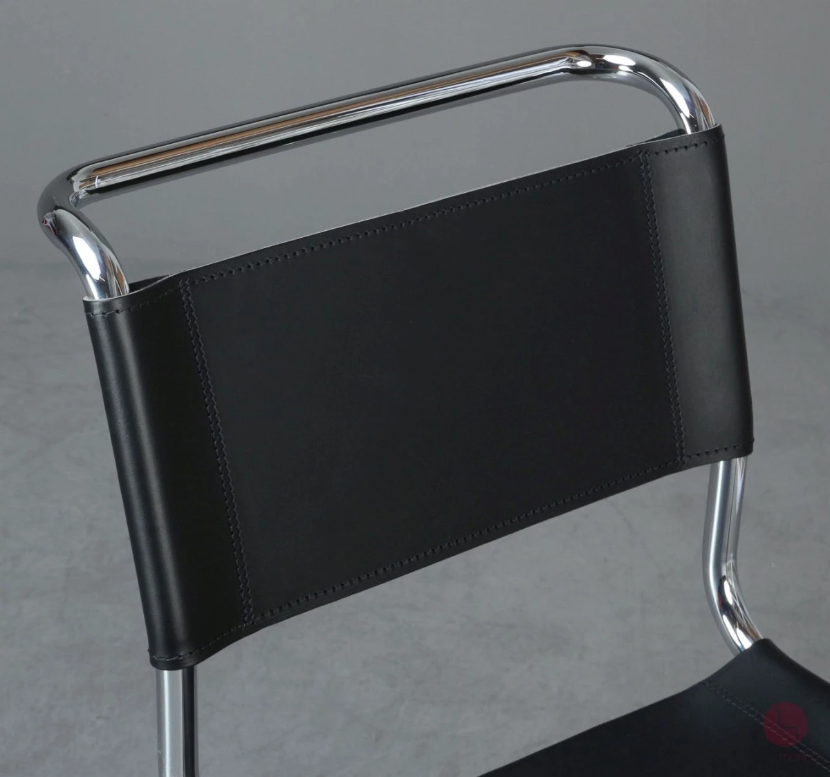 Thonet S33 Freischwinger mit erneuertem schwarzen Leder Rückenlehne Front Rechts Thonet S33 Freischwinger mit erneuertem schwarzen Leder Rückenlehne Front Rechts