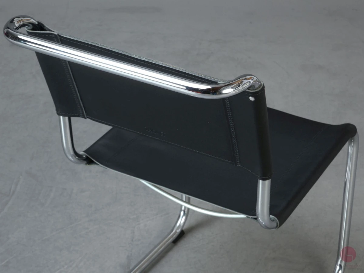 Thonet S33 Freischwinger mit erneuertem schwarzen Leder Rückenlehne Hinten links Thonet S33 Freischwinger mit erneuertem schwarzen Leder Rückenlehne Hinten links