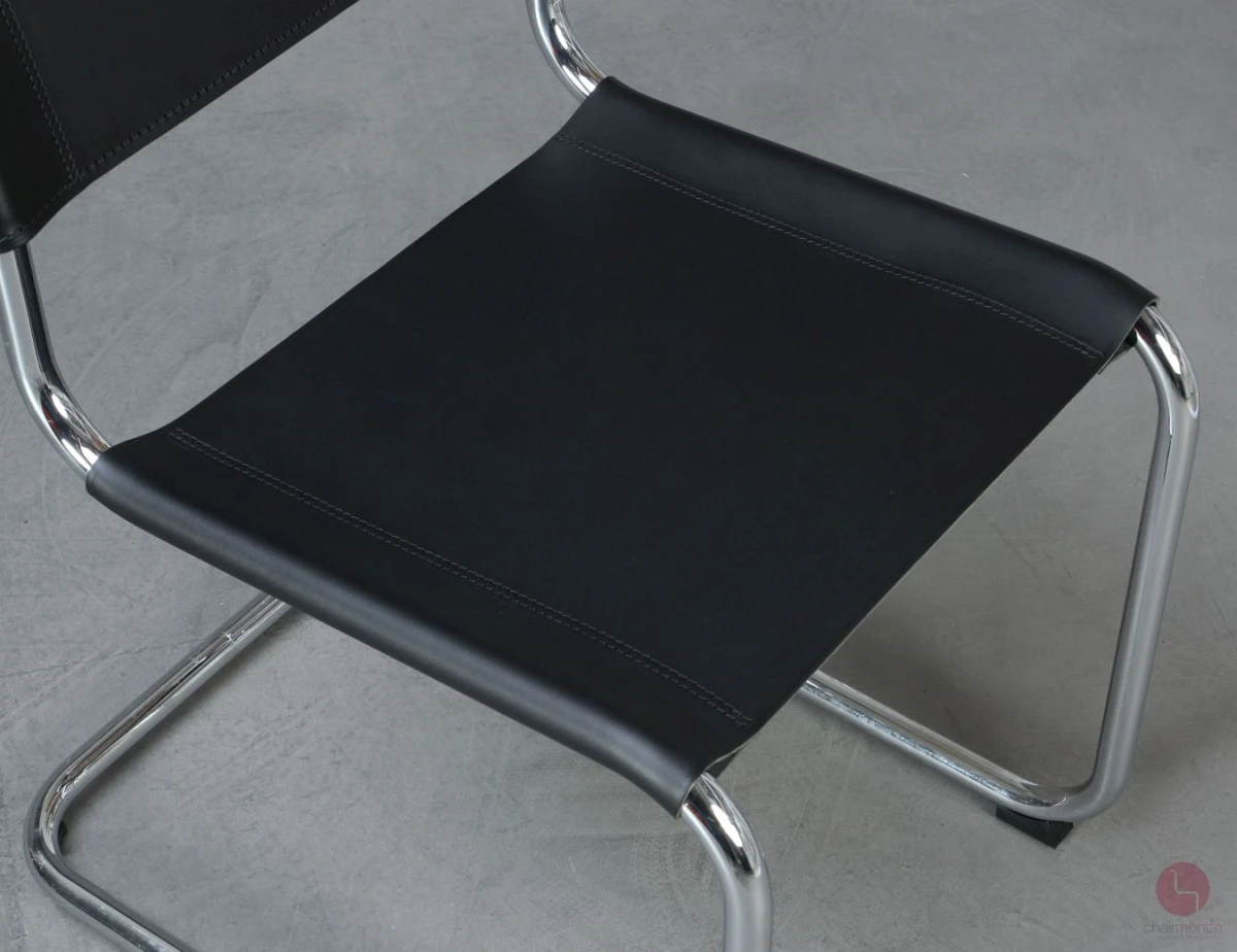 Thonet S33 Freischwinger mit erneuertem schwarzen Leder Sitzfläche Rechts Thonet S33 Freischwinger mit erneuertem schwarzen Leder Sitzfläche Rechts