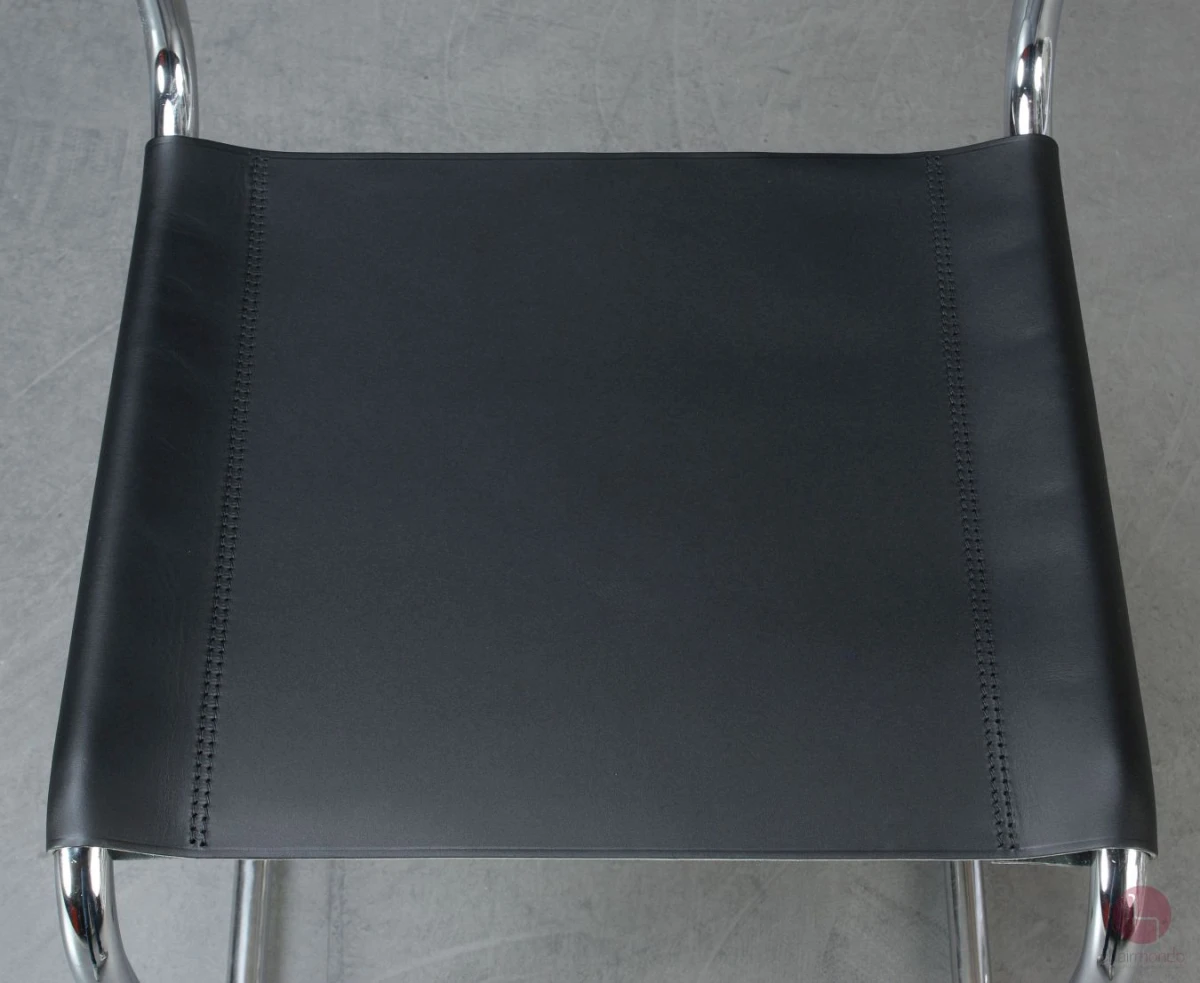 Thonet S33 Freischwinger mit erneuertem schwarzen Leder Sitzfläche Draufsicht Thonet S33 Freischwinger mit erneuertem schwarzen Leder Sitzfläche Draufsicht