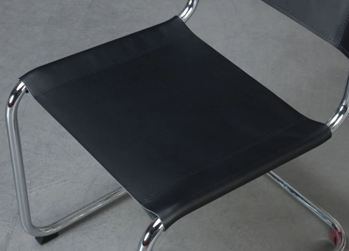 Thonet S33 Freischwinger mit erneuertem schwarzen Leder Sitzfläche Links Thonet S33 Freischwinger mit erneuertem schwarzen Leder Sitzfläche Links