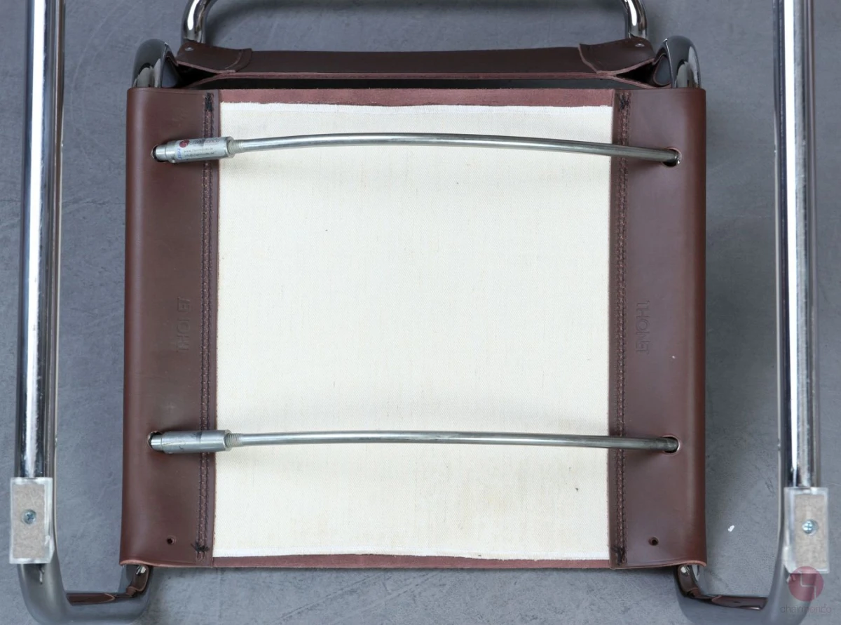 Thonet S33 Freischwinger mit braunem Leder Schokolade Thonet S33 Freischwinger mit braunem Leder Schokolade